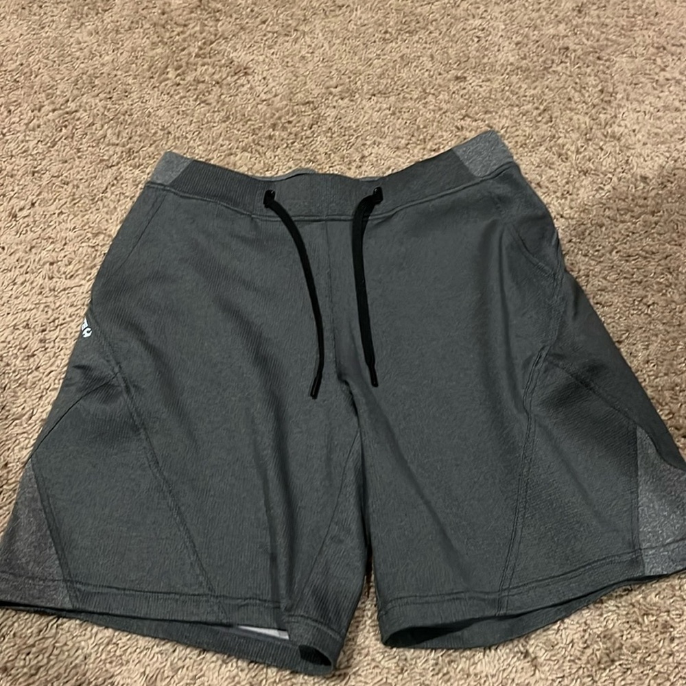 Gray Men’s size medium Hylete shorts size is Medium above the knee.
